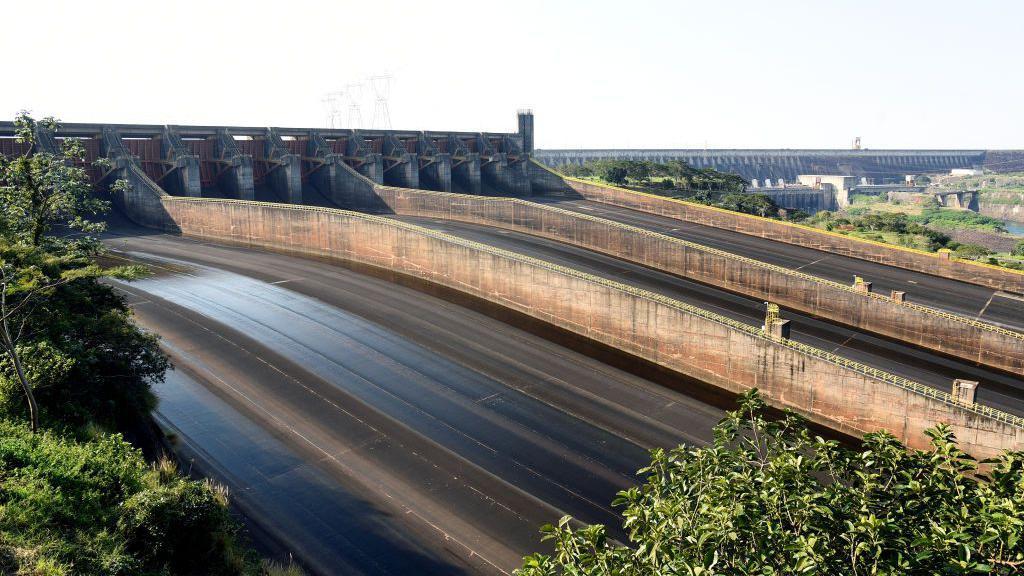 Vista de la represa hidroel&eacute;ctrica binacional de Itaip&uacute;, cerca de Hernandarias, a 350 km al este de Asunci&oacute;n, en la frontera entre Paraguay y Brasil,
