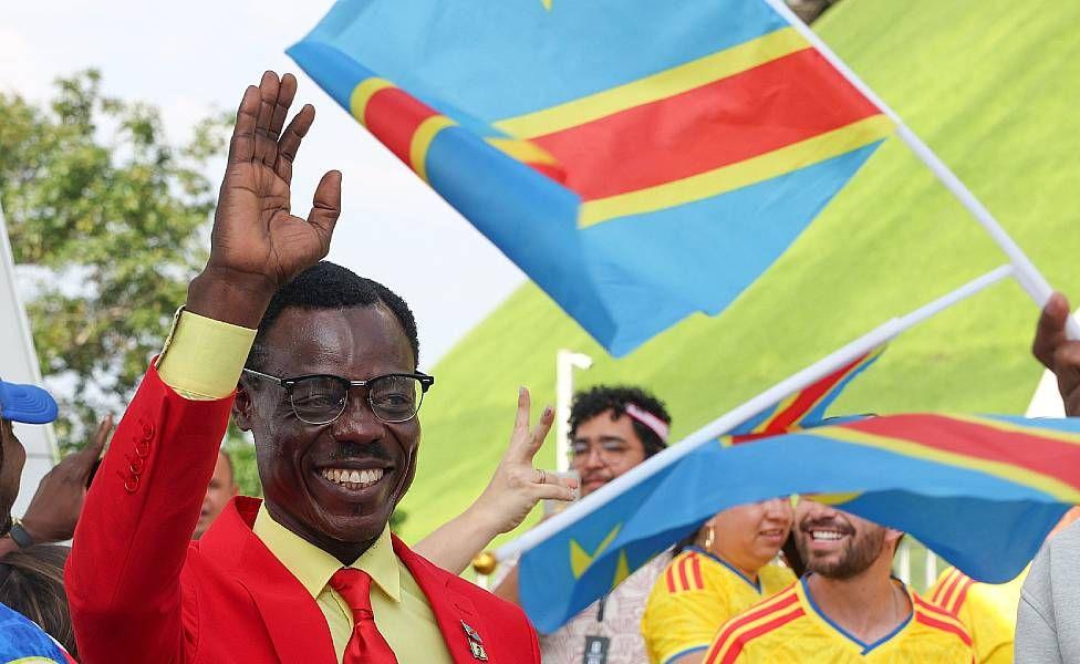 Lumumba Vea saluda aficionadas a su llegada al partido entre Rep&uacute;blica Democr&aacute;tica del Congo y Colombia