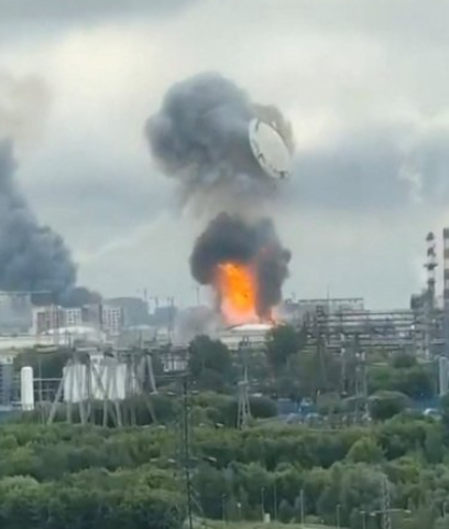 La tapa de un gran tanque de almacenamiento de petr&oacute;leo sali&oacute; despedida decenas de metros por el aire debido a la fuerza de una explosi&oacute;n.