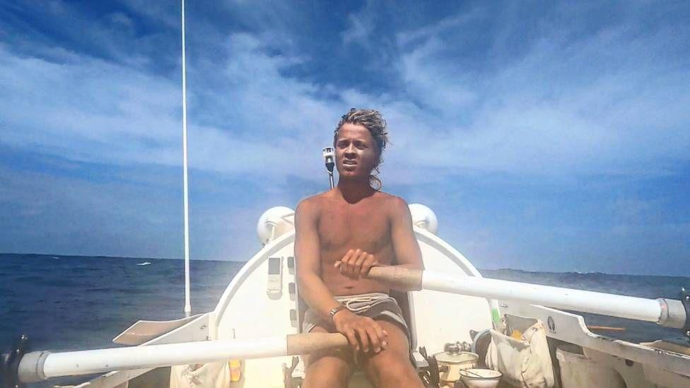 Tom Robinson remando durante su traves&iacute;a en el Pac&iacute;fico