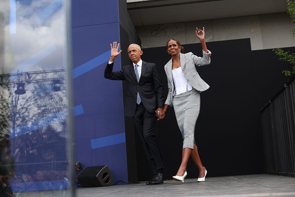 La pareja Obama saluda durante la inaugiraci&oacute;n del Centro.