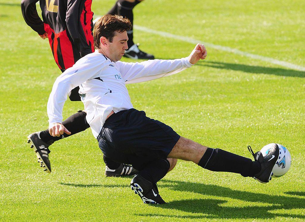 Andy Burnham dispara a porter&iacute;a durante el partido de f&uacute;tbol anual entre diputados laboristas y periodistas en Brighton en 2009.