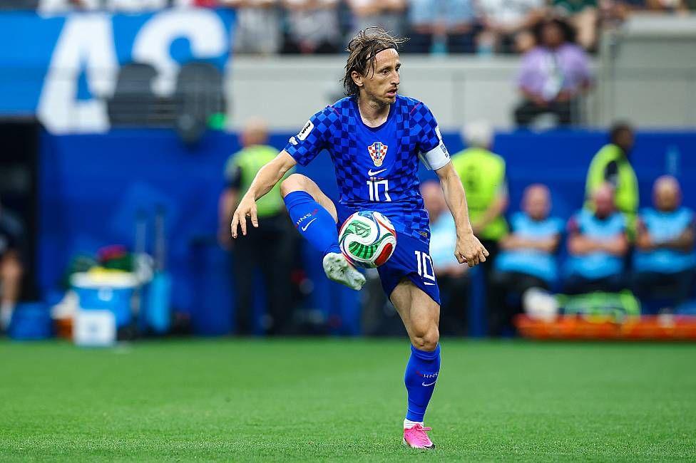 Luka Modric levanta una pierna para parar el bal&oacute;n durante el partido con Inglatera