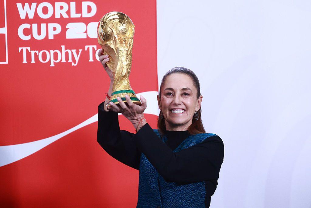 La presidenta de M&eacute;xico Claudia Sheinbaum sostiene la Copa Mundial de f&uacute;tbol