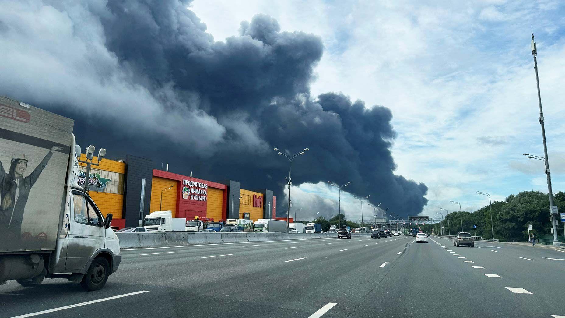 El ataque a una refinería en Moscú acerca la guerra de Rusia contra Ucrania a territorio ruso