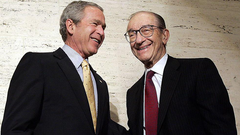 George W. Bush y Alan Greenspan son fotografiados juntos. Sonr&iacute;en y posan para las c&aacute;maras.