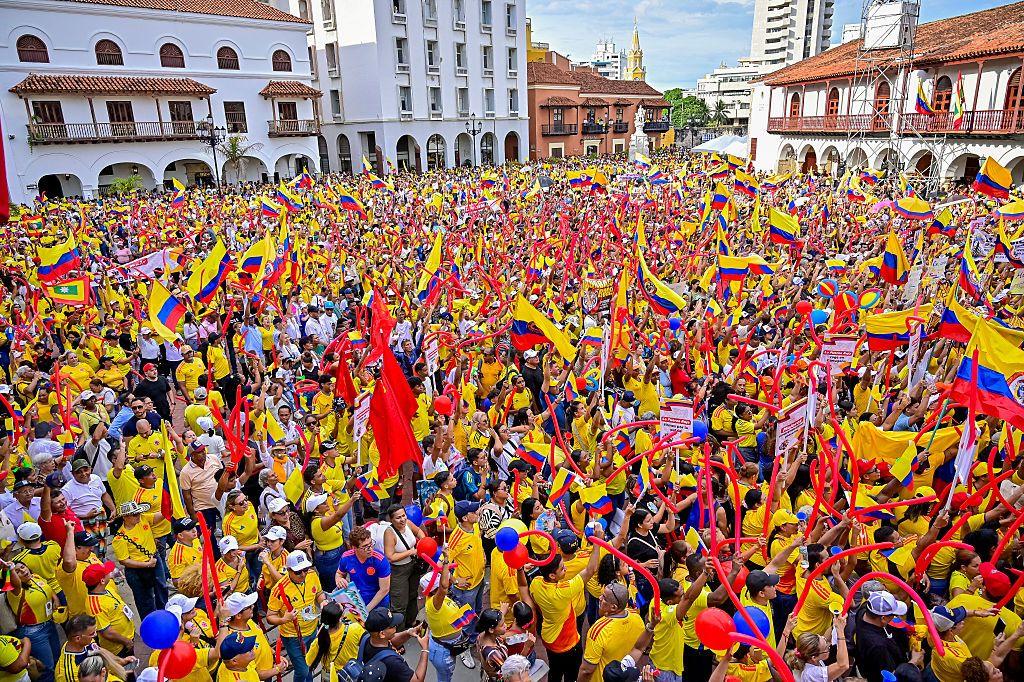 Seguidores de Abelardo De la Espriella muestran banderas de Colombia y visten camisetas de la selecci&oacute;n de f&uacute;tbol de su pa&iacute;s durante un acto de campa&ntilde;a en Cartagena el 9 de junio de 2026.