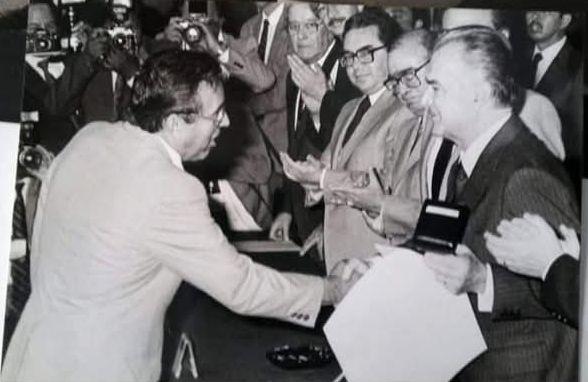 Alejandro Ojeda Carbajal recibe el premio de periodismo del expresidente mexicano Miguel de la Madrid