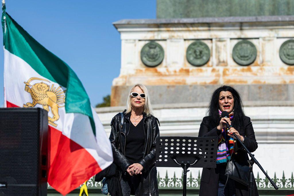 La novelista gr&aacute;fica e ilustradora franco-iran&iacute; Marjane Satrapi (der.) pronuncia un discurso junto a la periodista francesa Laure Adler (izq.) durante una marcha con motivo del segundo aniversario de un movimiento de protesta desencadenado por la muerte bajo custodia de Mahsa Amini &mdash;de 22 a&ntilde;os, detenida por presuntamente infringir el c&oacute;digo de vestimenta para las mujeres&mdash;, en la plaza de la Bastilla, en Par&iacute;s, el 15 de septiembre de 2024.