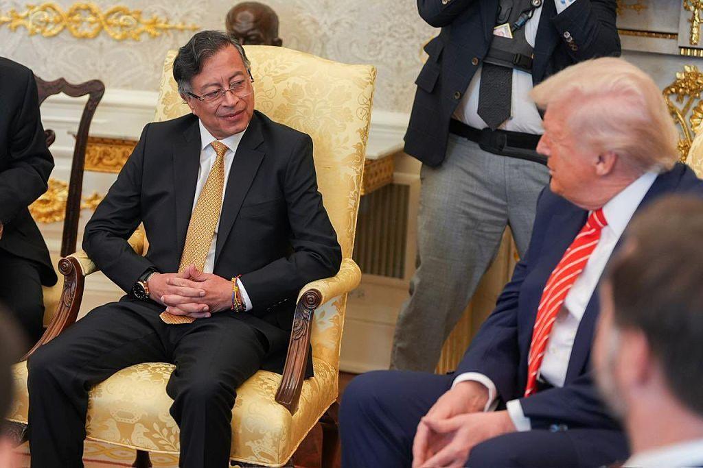 Petro y Trump se miran sentados en sillones de la Casa Blanca en febrero de 2026