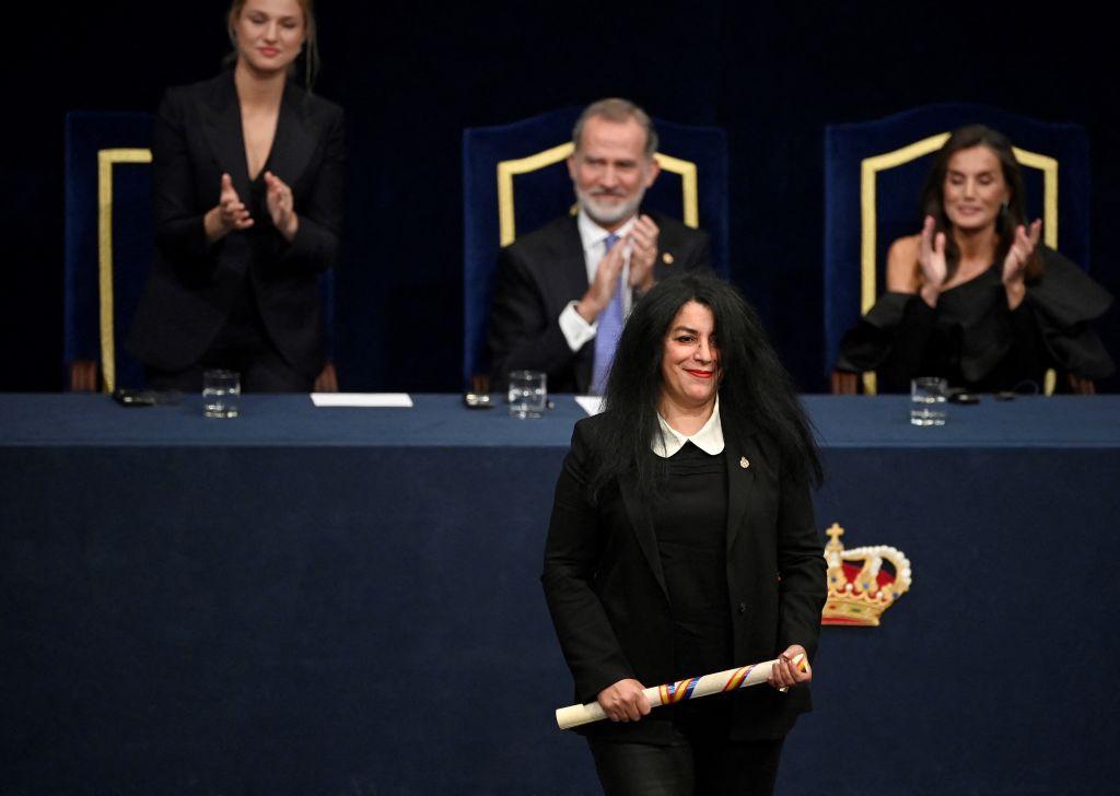 Marjane Satrapi, novelista gr&aacute;fica e ilustradora franco-iran&iacute; galardonada con el Premio Princesa de Asturias de Comunicaci&oacute;n y Humanidades 2024, sube al escenario junto a (desde la derecha) la reina Letizia de Espa&ntilde;a, el rey Felipe VI de Espa&ntilde;a y la princesa de Asturias, Leonor, durante la ceremonia de entrega de los Premios Princesa de Asturias 2024, celebrada en el Teatro Campoamor de Oviedo el 25 de octubre de 2024.