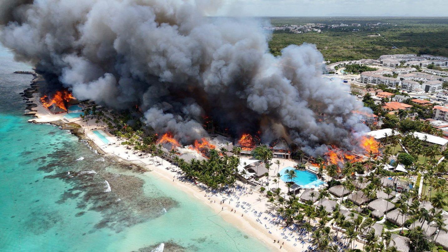 Muere una mujer y desalojan a 1.700 turistas en República Dominicana por un incendio voraz en un hotel de lujo