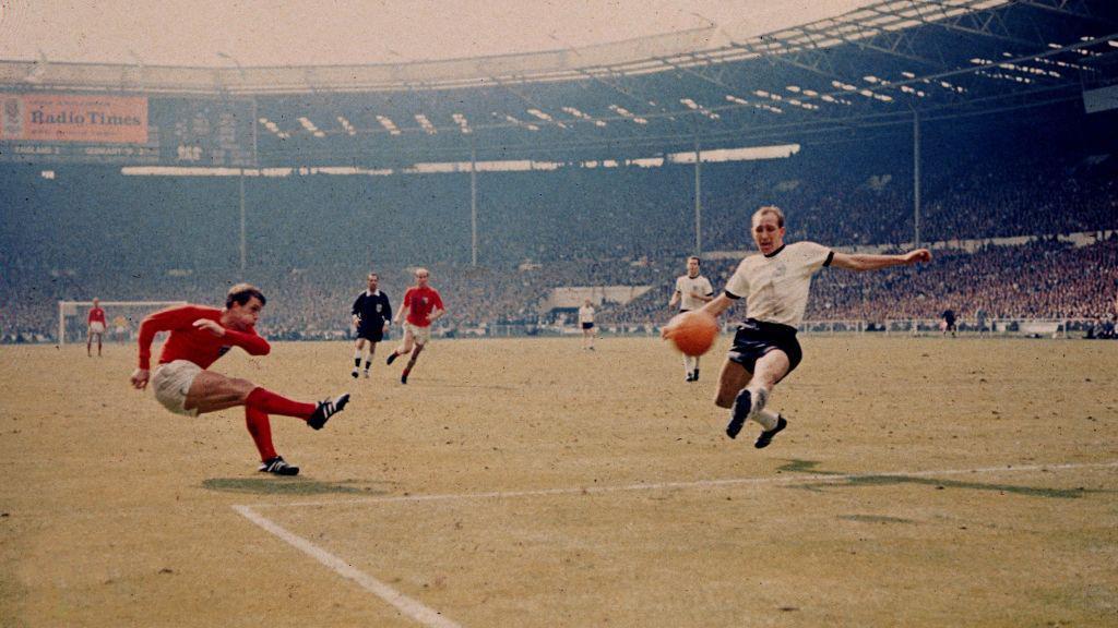 Geoff Hurst marca contra Alemania Occidental.