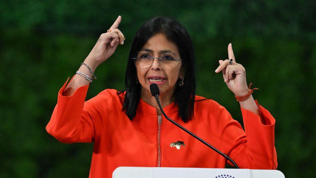 La vicepresidenta de Venezuela, Delcy Rodr&iacute;guez, interviene durante el Foro Parlamentario Global Antifascista en Caracas, el 5 de noviembre de 2024. (Foto de Juan BARRETO / AFP) (Foto de JUAN BARRETO/AFP v&iacute;a Getty Images)