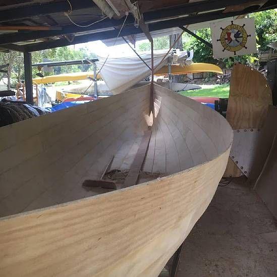 El casco de madera del Maiwar, el bote de Tom Robinson, durante la etapa de construcci&oacute;n.