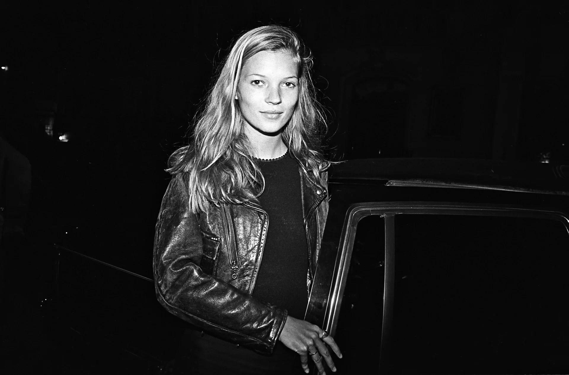 Kate Moss con una chaqueta, a punto de ingresar