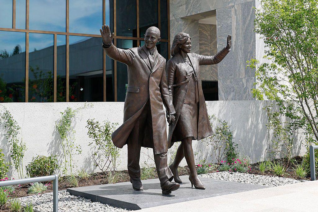 Una estatua de bronce situada en el exterior del edificio representa a Barack y Michelle Obama saludando con la mano.