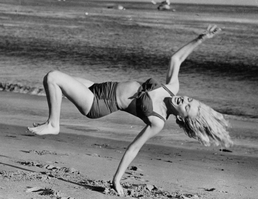 Marilyn Monroe dando una voltereta en una playa