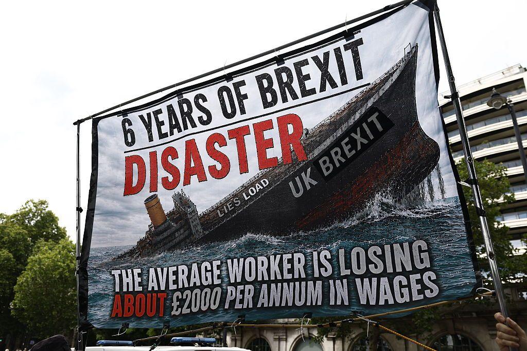 Un cartel con una imagen de un barco hundi&eacute;ndose en el que est&aacute; escrito Reino Unido Brexit.