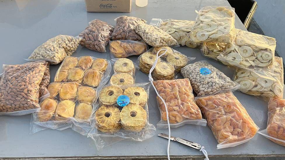 Bolsas selladas de frutos secos, incluyendo pi&ntilde;a y damasco, adem&aacute;s de bolsas pl&aacute;sticas con almendras y otras nueces.
