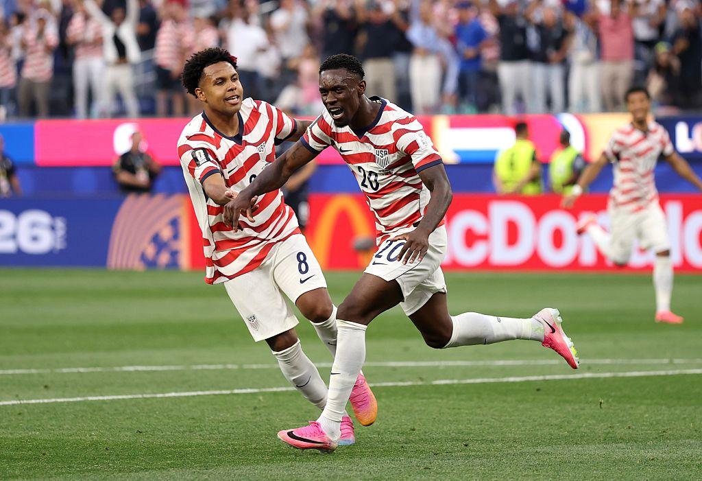 Folarin Balogun #20 de Estados Unidos celebra haber marcado el segundo gol de su equipo con Weston McKennie #8 durante el partido del Grupo D de la Copa Mundial de la FIFA 2026 entre Estados Unidos y Paraguay en el Estadio de Los &Aacute;ngeles el 12 de junio de 2026 en Inglewood, California