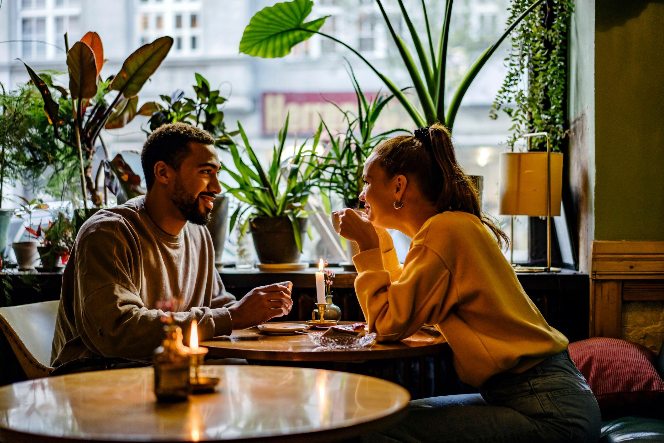 Pareja en un caf&eacute;