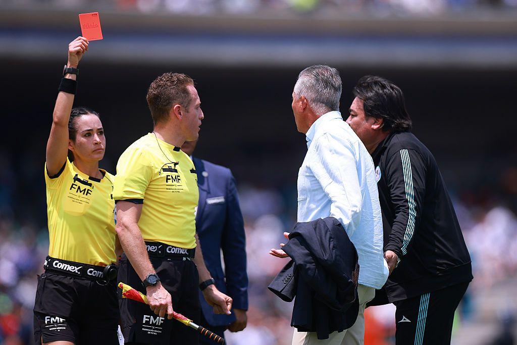 Katia Itzel Garc&iacute;a expulsa al entrenador Sergio Bueno