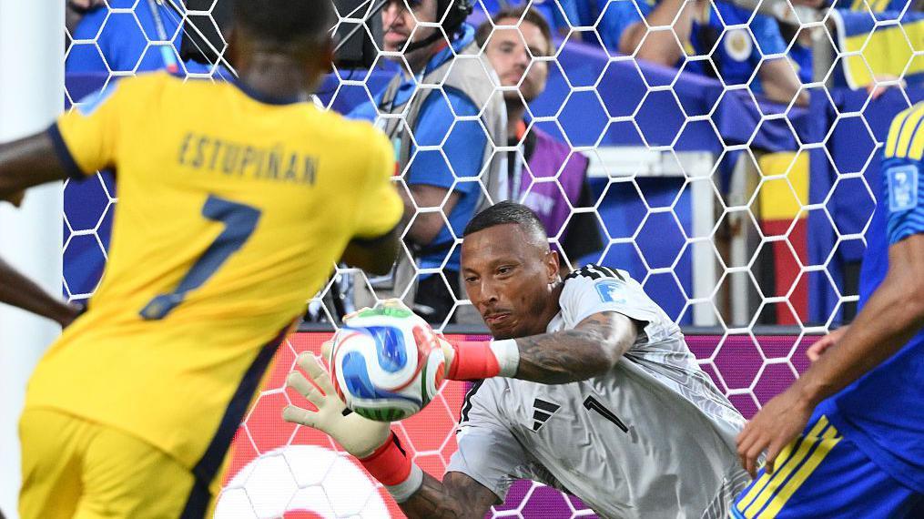 Momento en que Eloy Room rechaza uno de los balonazos de oncena ecuatoriana,