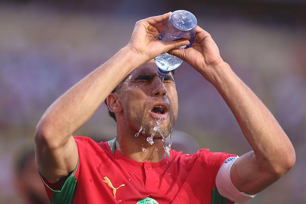 Un jugador de Marruecos se echa agua de una botella.