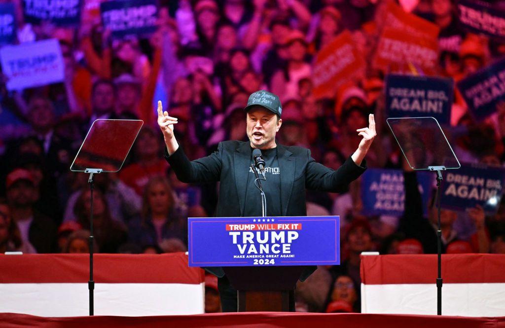 Elon Musk hablando en un mitin durante la campa&ntilde;a presidencial de Donald Trump en el Madison Square Garden de Nueva York. 