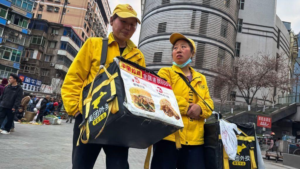 Chinos repartidores de comida
