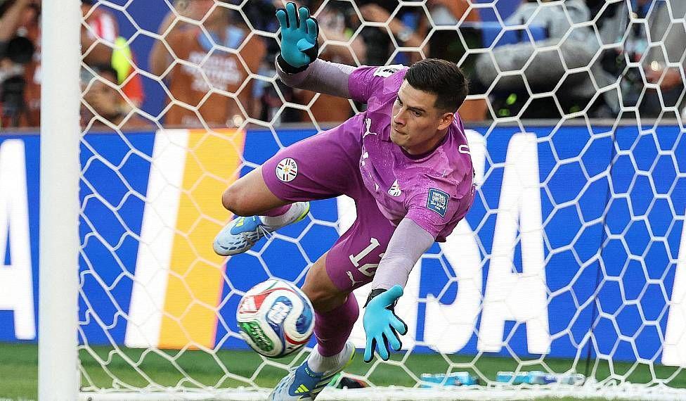 El arquero paraguayo Orlando Gill ataja el tiro lanzado por Nick Woltemade de Alemania.