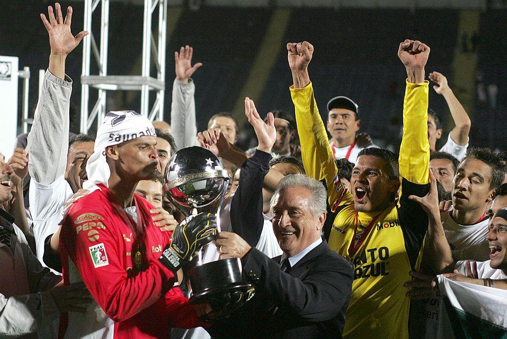 Los jugadores del Pachuca, entre ellos el arquero colombiano Miguel Calero reciben el trofeo de la Copa Sudamericana