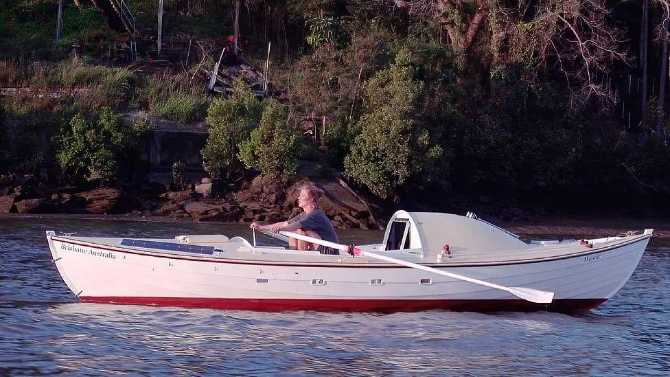 Robinson remando en su bote Maiwar en una de las paradas del viaje en una isla del Pac&iacute;fico