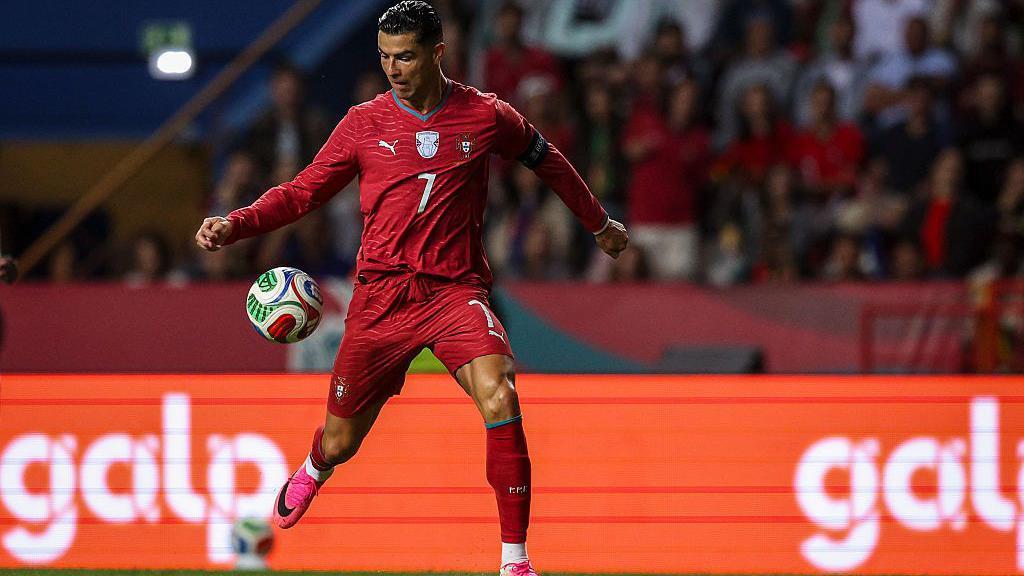 El futbolista Cristiano Ronaldo controlando el bal&oacute;n durante un partido amistoso entre Portugal y Nigeria el 10 de junio de 2026 en Leiria, Portugal.