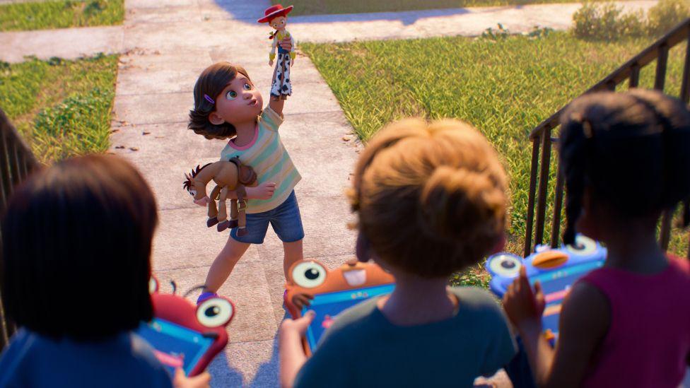Bonnie Anderson, la ni&ntilde;a de "Toy Story", sostiene en alto sus juguetes favoritos, Jessie y Bullseye, mientras sus amigos juegan con sus tabletas.