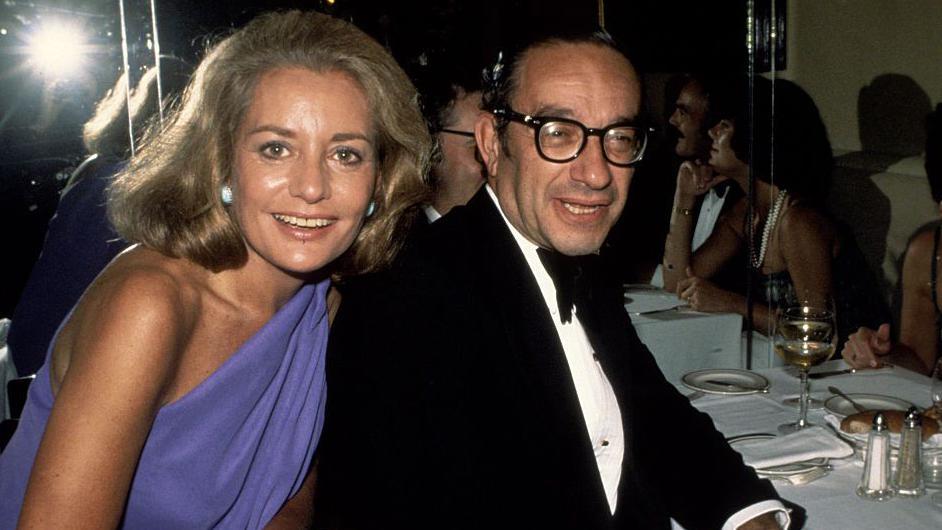 Barbara Walters y Alan Greenspan son fotografiados en una cena de etiqueta en 1977. Miran a la c&aacute;mara y sonr&iacute;en. Walters lleva un vestido azul y Greenspan viste un esmoquin.