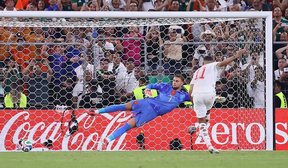 El jugador Ismael Saibari de Marruecos convierte un penal durante el partido con Pa&iacute;ses Bajos