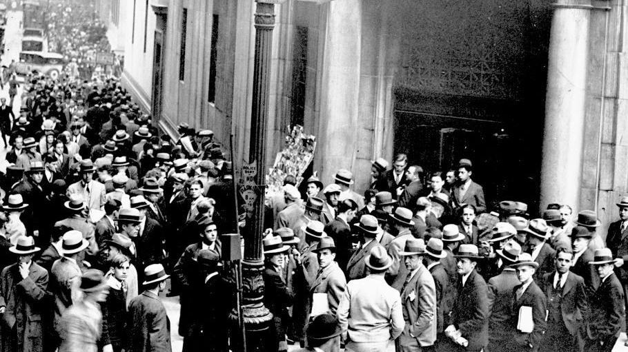 Miles de personas se aglomeran a la entrada de la bolsa de Nueva York pidiendo informaci&oacute;n sobre sus inversiones en octubre de 1929. 