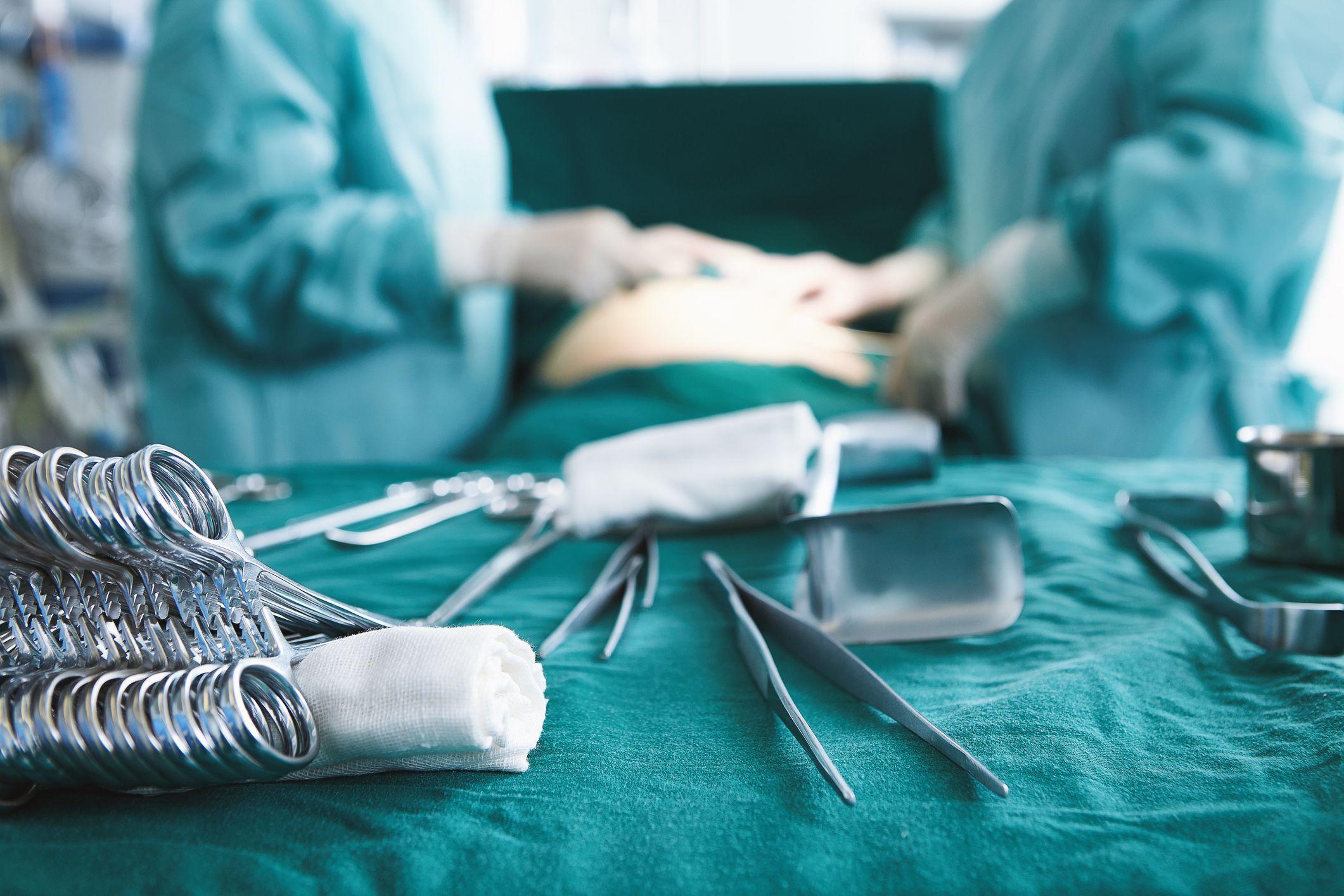 Dos m&eacute;dicos junto a una embarazada