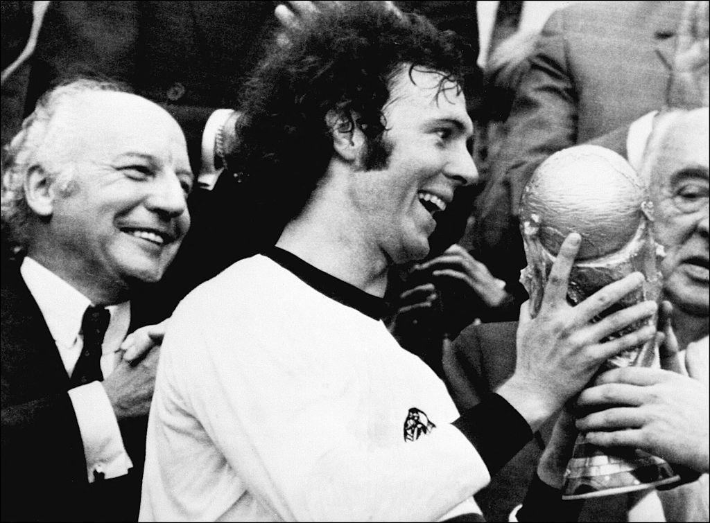 Franz Beckenbauer sostiene la copa del mundo de f&uacute;tbol