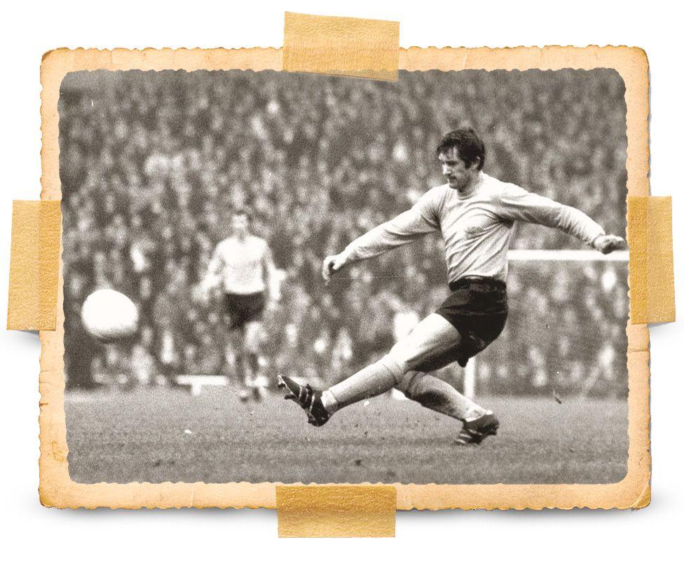 Fotograf&iacute;a en blanco y negro de Ian Butler anotando el segundo penal del Hull City en el partido de la Copa Watney entre el Hull City y el Manchester United en 1970.