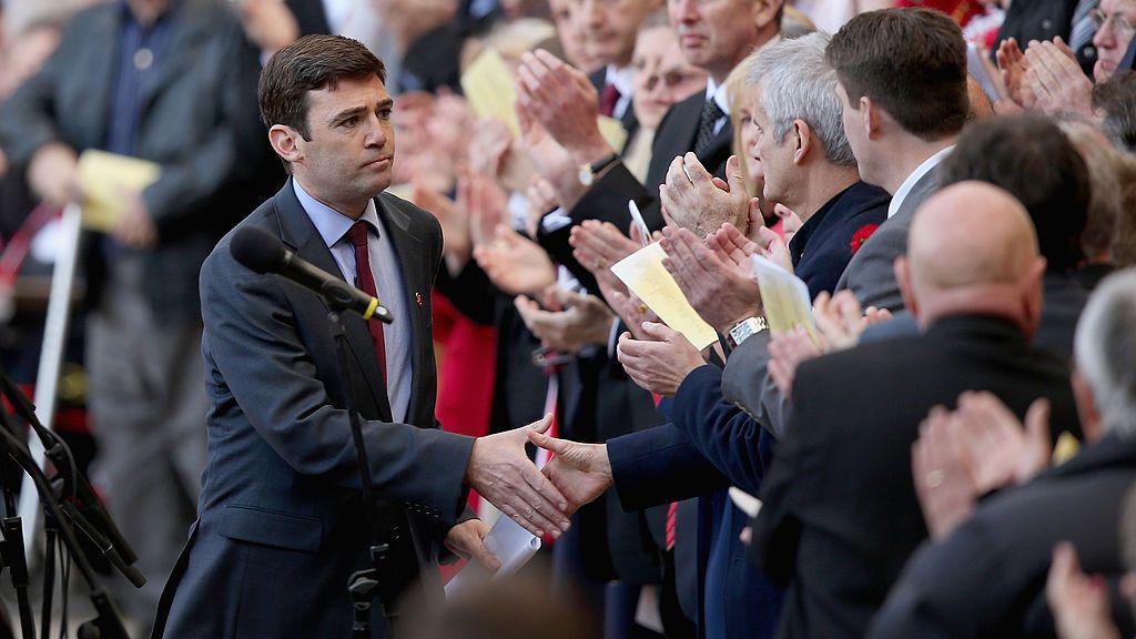 Burnham pronunci&oacute; un discurso en 2014 en el estadio de Anfield para conmemorar el 25 aniversario de la tragedia de Hillsborough.