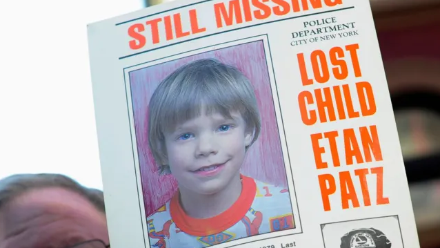 Un hombre sostiene un peri&oacute;dico en el que se ve una foto de Etan Patz y el titular en ingl&eacute;s "a&uacute;n desaparecido"