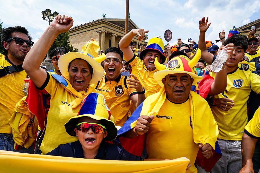 Los aficionados de Ecuador se re&uacute;nen frente a la estatua de Rocky en las escaleras de Rocky antes del partido del Grupo E de la Copa Mundial de la FIFA 2026 entre Costa de Marfil y Ecuador en el Philadelphia Stadium el 14 de junio de 2026 en Filadelfia, Pensilvania