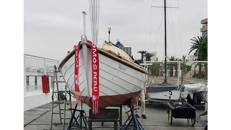 El bote Maiwar en un soporte met&aacute;lico en un club n&aacute;utico en Per&uacute;. 