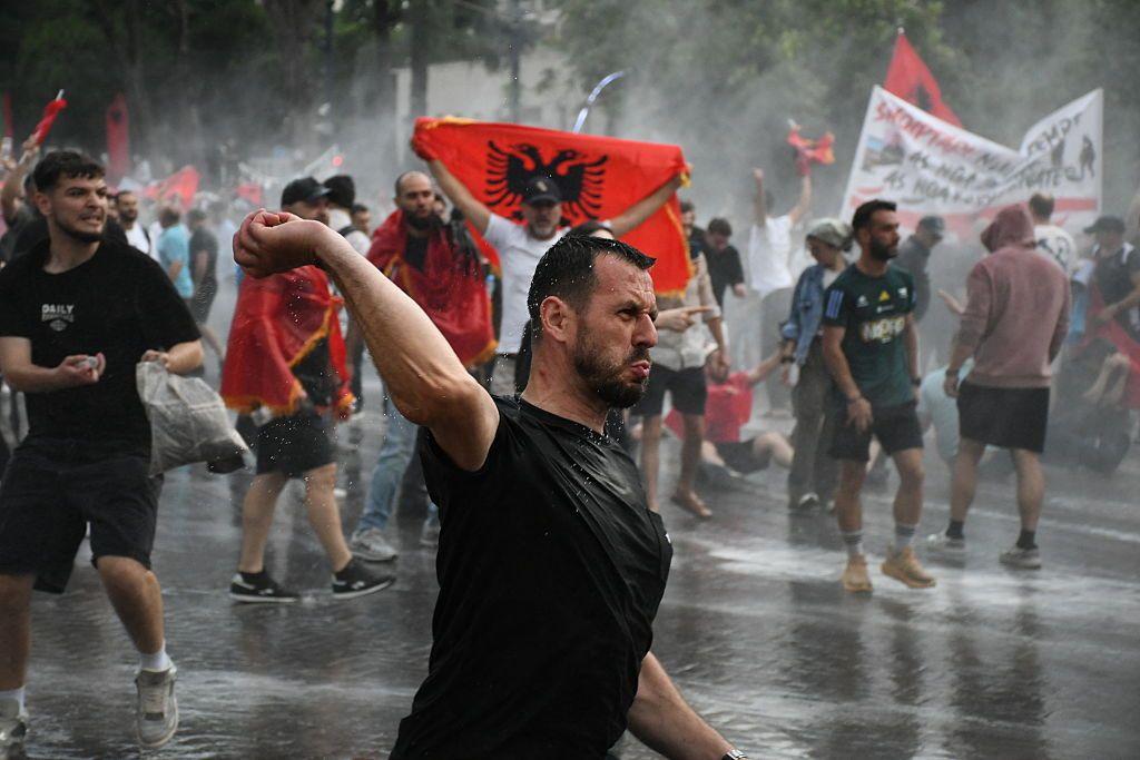 Algunos manifestantes se enfrentaron a la polic&iacute;a.