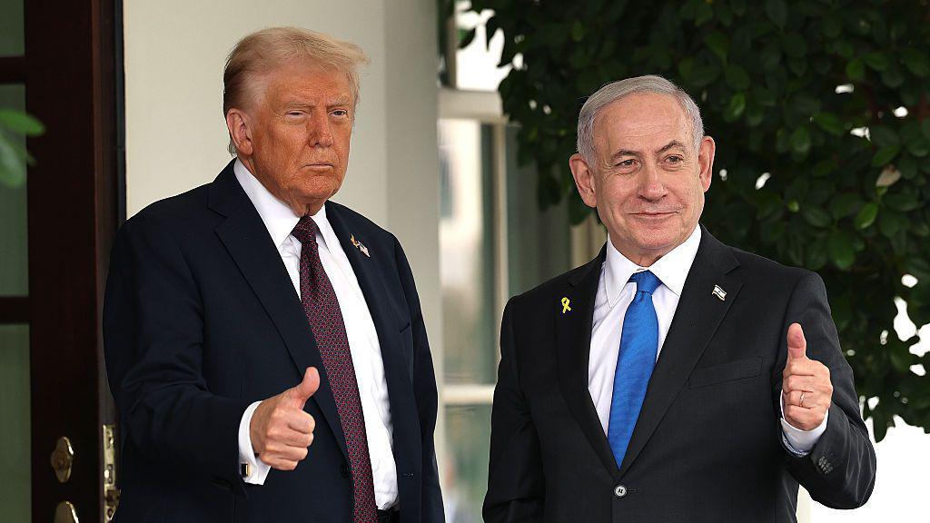 El presidente de Estados Unidos, Donald Trump (izq.), saluda al primer ministro israel&iacute;, Benjamin Netanyahu, a su llegada a la Casa Blanca