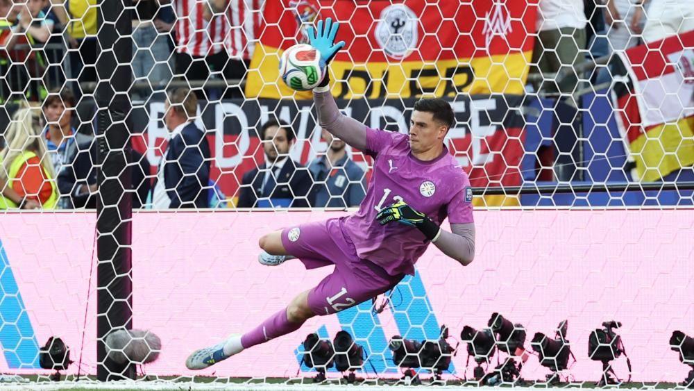 Orlando Gill detiene un penatli de Alemania