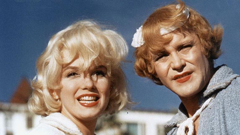 Marilyn Monroe y Jack Lemmon en una escena de "Una Eva y dos Adanes" ("Con faldas y a lo loco" en Espa&ntilde;a)